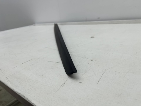 Listwa Porsche Cayenne III 9y 17r.- lewa nakładka zgarniająca szyby przedniej czołowej zaślepka 9y0854327b