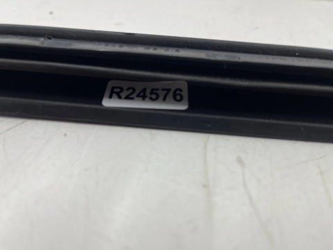 Listwa Porsche Cayenne III 9y 17r.- lewa nakładka zgarniająca szyby przedniej czołowej zaślepka 9y0854327b