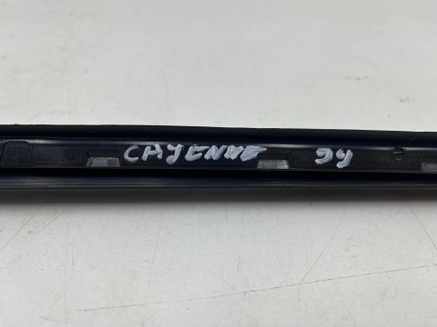 Listwa Porsche Cayenne III 9y 17r.- lewa nakładka zgarniająca szyby przedniej czołowej zaślepka 9y0854327b