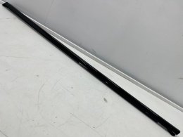 Listwa Porsche Macan II 95c 24r.- czarny wysoki połysk lewa przednia uszczelka zgarniająca zewnętrzna drzwi 95c837475b