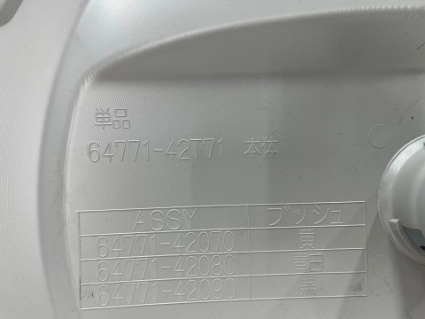 Osłona koło zapasowe Toyota RAV4 II 00-05r. dekielek na rezerwę klapy bagażnika oryginalny 64771-42080