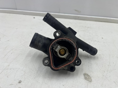 Obudowa termostatu Opel Movano B Master 3 III NV400 10-24r. 2.3 CDTI dCI TERMOSTAT 8200978549