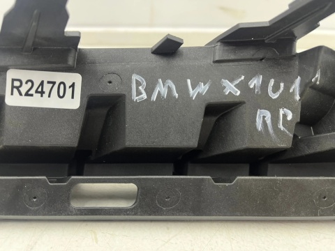 Ślizg BMW X1 U11 22r.- prawe przednie mocowanie reflektora 248853-01