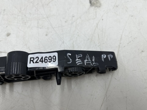 Ślizg BYD Seal 22r.- prawy przód mocowanie zderzaka prawe EKEA-2803411