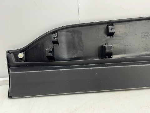 Listwa Toyota Corolla Cross 20r.- prawa przednia dolna nakładka drzwi prawy przód 75731-16820 75073-16010