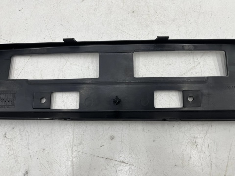 Listwa zderzaka Suzuki Alto 7 VII 09r. przednia dokładka pod tablice rejestracyjną 71721m68k00-5pk