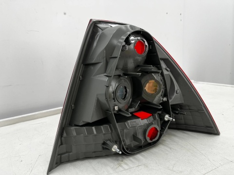 Lampa Toyota Corolla IX E12 SEDAN 04-07r. Lift NOWA lewa tylna EU Oryginalna w błotnik lewy tył 81561-02260