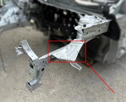 Poszycie Suzuki SX4 S-Cross 13-21r. lewe wzmocnienie podłużnicy kielicha mocowanie skrzynki bezpieczników wspornik 58430-61m00
