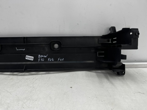 Mocowanie chłodnicy BMW F10 F11 F12 F13 F01 F02 F06 F07 18r- górna pokrywa panel chłodnic pasa przedniego Oryginalne 7804618