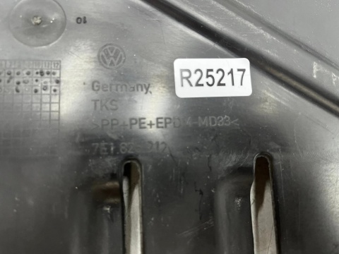 Osłona podwozia VW Transporter T6 Multivan Caravelle 15-24r. prawa tylna dolna płyta boczna oryginalna 7e1825312