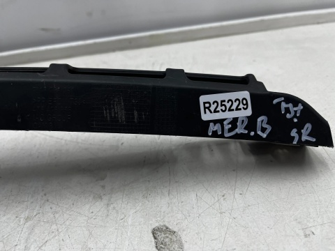Ślizg Opel Meriva B 10-17r. tylne środkowe mocowanie zderzaka wspornik uchwyt tył ORYGINALNY 13268261