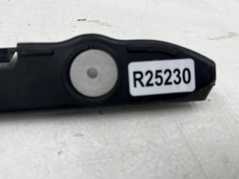 Ślizg Opel Zafira B 05-14r. tylne środkowe mocowanie zderzaka wspornik uchwyt tył ORYGINALNY 13157605