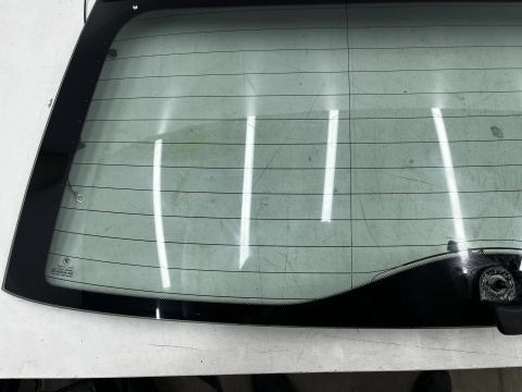 Szyba tylna BMW 3 E46 Kombi 98-05r. tylna w klapę bagażnika otwierana oryginalna
