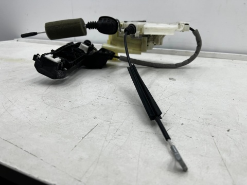 Zamek drzwi Mercede CLS W218 C218 10-18r. prawy przedni zamek drzwi 4 pin a2047203035