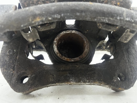 Zacisk hamulcowy Opel Insignia A 08-17r. PRAWY przedni jarzmo prawy przód