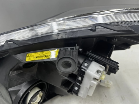 Lampa reflektor Toyota Verso 09-13r. NOWA prawa przednie oryginał KSENON Europa prawy przód 81140-0f101