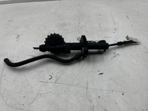 Pompa sprzęgła Opel Insignia A 08-17r. wysprzęglik pompka 55561915
