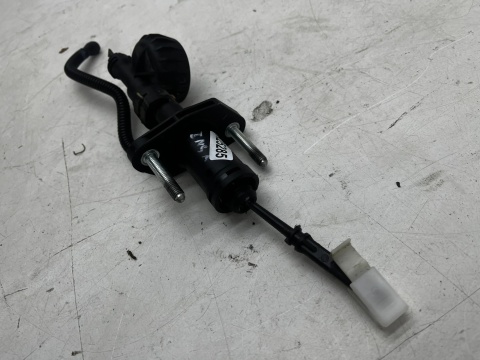 Pompa sprzęgła Opel Insignia A 08-17r. wysprzęglik pompka 55561915