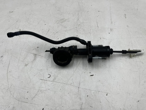 Pompa sprzęgła Opel Insignia A 08-17r. wysprzęglik pompka 55561915