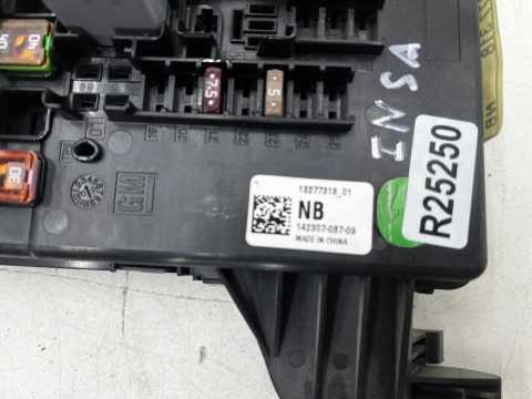 Skrzynka bezpieczników Opel Insignia A 08-17r. moduł BSI 13277318