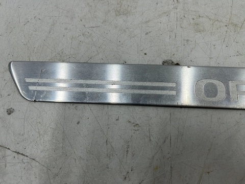 Nakładka progu Opel Insignia A 08-17r. lewa prawa wewnętrzna listwa progowa oryginalna 13272117
