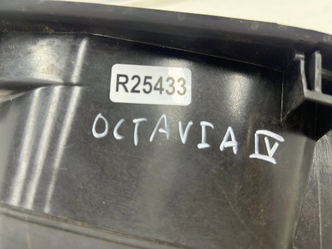 Klapka wlewu paliwa Skoda Octavia 4 IV 19r.- osłona oryginalna 5e7809702