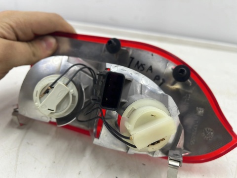Lampa Opel Insignia A 07-12r. kombi prawa tylna w klapę bagażnika dodatkowa EU Oryginalna 13226855