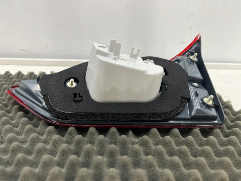 Lampa Toyota Auris II E18 Corolla HB LIFT 15-18r. lewa tylna LED w klapę bagażnika EU Oryginalna nowa 81591-02880