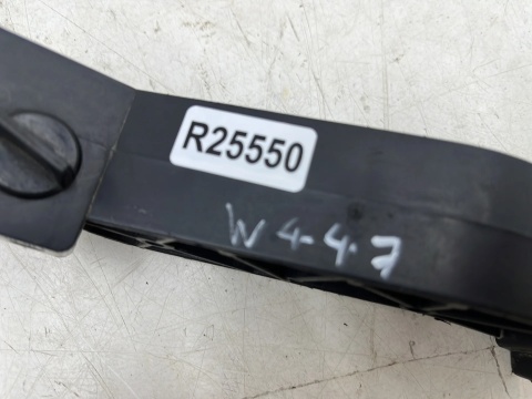 Ślizg Mercedes Vito w447 w448 14r.- lewy przód mocowanie wspornik uchwyt zderzaka a4478850118