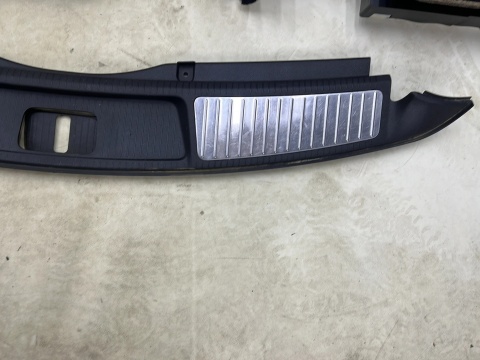 Tapicerka Opel Insignia A kombi 08-17r. wykładzina boczki bagażnika mata dywan osłona progu KOMPLET