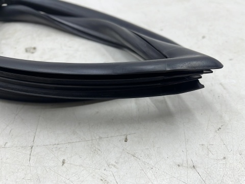 Uszczelka Land Cruiser J70 84-03r. NOWA lewa guma szyby klapy bagażnika szyby 68292-90K00
