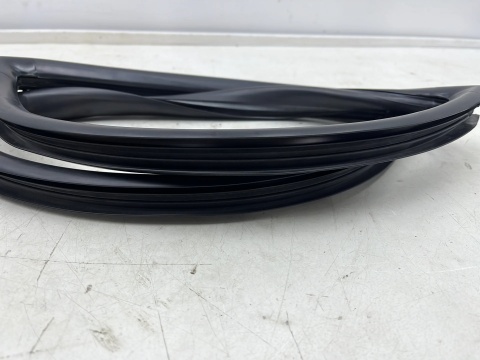 Uszczelka Land Cruiser J70 84-03r. NOWA lewa guma szyby klapy bagażnika szyby 68292-90K00