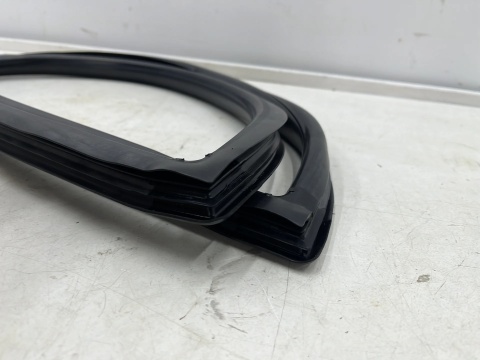 Uszczelka Land Cruiser J70 84-03r. NOWA prawa guma szyby klapy bagażnika szyby 68291-90K00