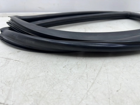 Uszczelka Land Cruiser J70 84-03r. NOWA prawa guma szyby klapy bagażnika szyby 68291-90K00