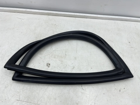 Uszczelka Land Cruiser J70 84-03r. NOWA prawa guma szyby klapy bagażnika szyby 68291-90K00