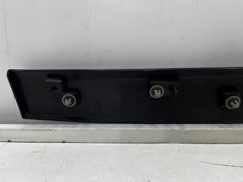 Listwa BMW X1 F48 15-22r. prawa przednia dolna nakładka drzwi bocznych prawy przód 7352092