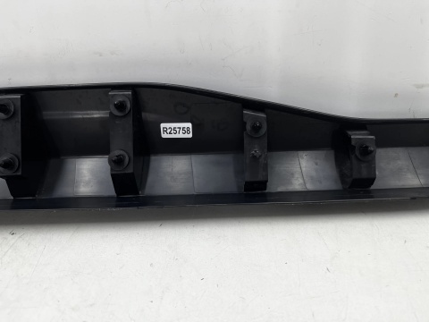 Listwa Nissan Juke II 2 F16 19r.- prawa tylna nakładka dolna drzwi prawy tył 828706paoa