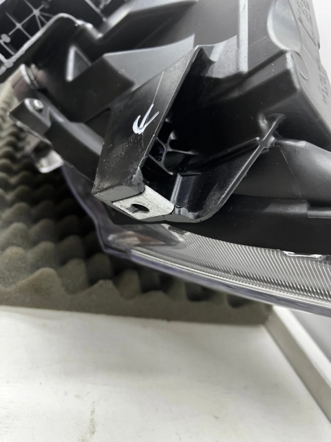Lampa reflektor Mitsubishi Eclipse Cross 17-20r. PRAWA przednia LED + soczewka Europa 9 pin prawy przód