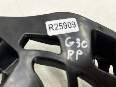 Ślizg BMW G30 G31 przedlift 17-20r. prawe przednie mocowanie zderzaka błotnika wspornik prawy przód 7385348