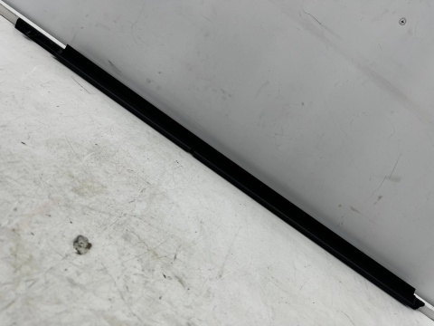 Listwa Mazda 2 DJ 14r.- lewa przednia uszczelka drzwi zewnętrzna szyby zgarniająca da6c-50-650b