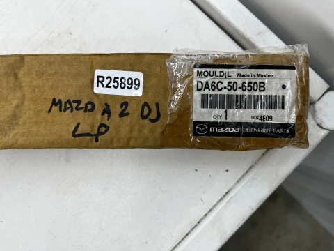 Listwa Mazda 2 DJ 14r.- lewa przednia uszczelka drzwi zewnętrzna szyby zgarniająca da6c-50-650b