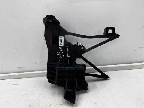Pas przedni Mercedes w213 16-20r. prawe przednie wzmocnienie wspornik pasa przedniego a2136206400