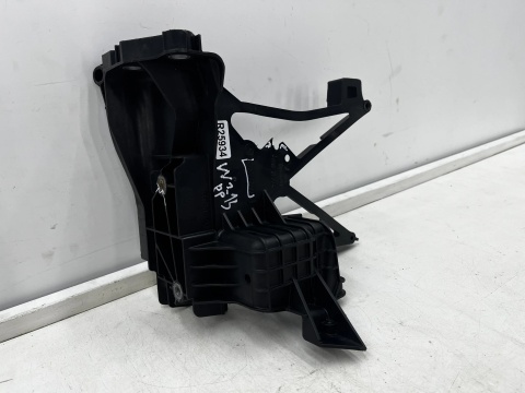 Pas przedni Mercedes w213 16-20r. prawe przednie wzmocnienie wspornik pasa przedniego a2136206400