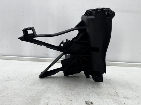 Pas przedni Mercedes w213 16-20r. prawe przednie wzmocnienie wspornik pasa przedniego a2136206400