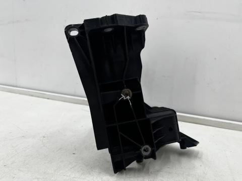 Pas przedni Mercedes w213 16-20r. prawe przednie wzmocnienie wspornik pasa przedniego a2136206400