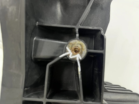 Pas przedni Mercedes w213 16-20r. prawe przednie wzmocnienie wspornik pasa przedniego a2136206400