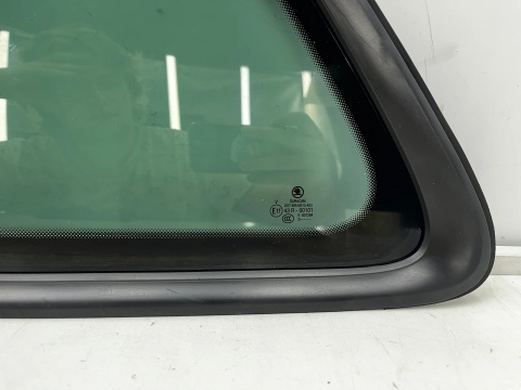 Szyba boczna Skoda Kodiaq I 16-24r. lewy tylny trójkąt karoseryjna zielona przyciemniona fabrycznie 565845297