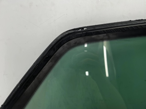 Szyba boczna Skoda Kodiaq I 16-24r. lewy tylny trójkąt karoseryjna zielona przyciemniona fabrycznie 565845297