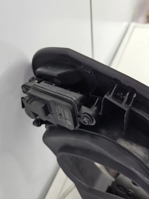Klapka gniazda ładowania VW ID.3 id3 Cupra Born 19r.- osłona ładowania z korkiem podstawą kod koloru LB7R 10a809857c