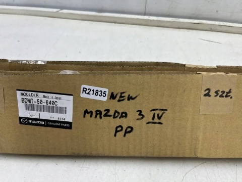 Listwa Mazda 3 IV BP 19r.- NOWA prawa przednia listwa zgarniająca uszczelka zewnętrzna drzwi prawy przód bdmt-50-640c